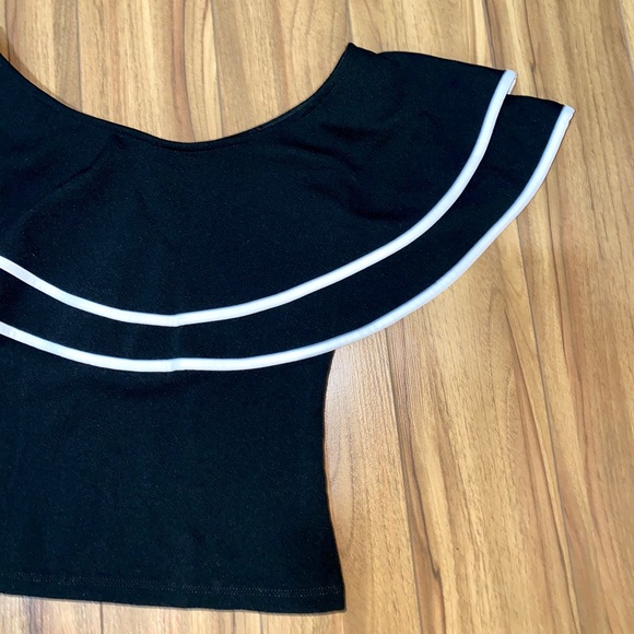 MITTO | CUTE OFF SHOULDER TOP - Picture 2 of 3